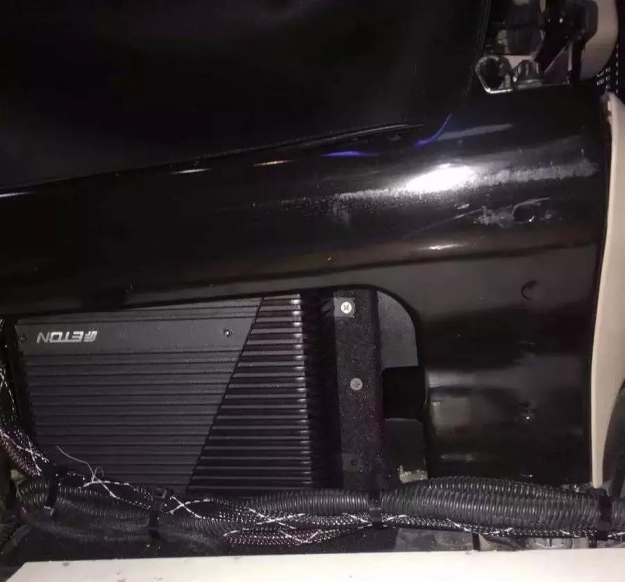 一台ETON MINI300.2功放就搞定？-看必威BETWAY官网佛山店这辆奔驰商务如何操作