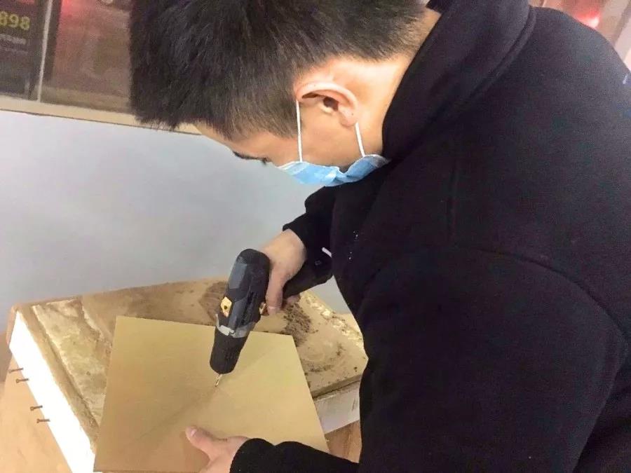 一台ETON MINI300.2功放就搞定?-看必威BETWAY官网佛山店这辆奔驰商务如何操作