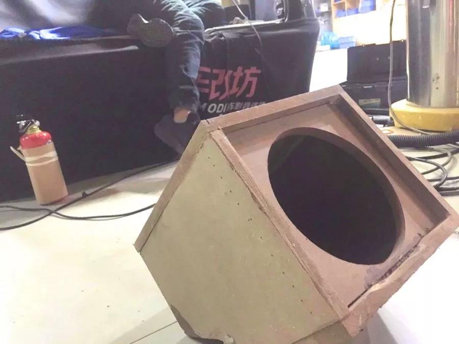一台ETON MINI300.2功放就搞定？-看必威BETWAY官网佛山店这辆奔驰商务如何操作