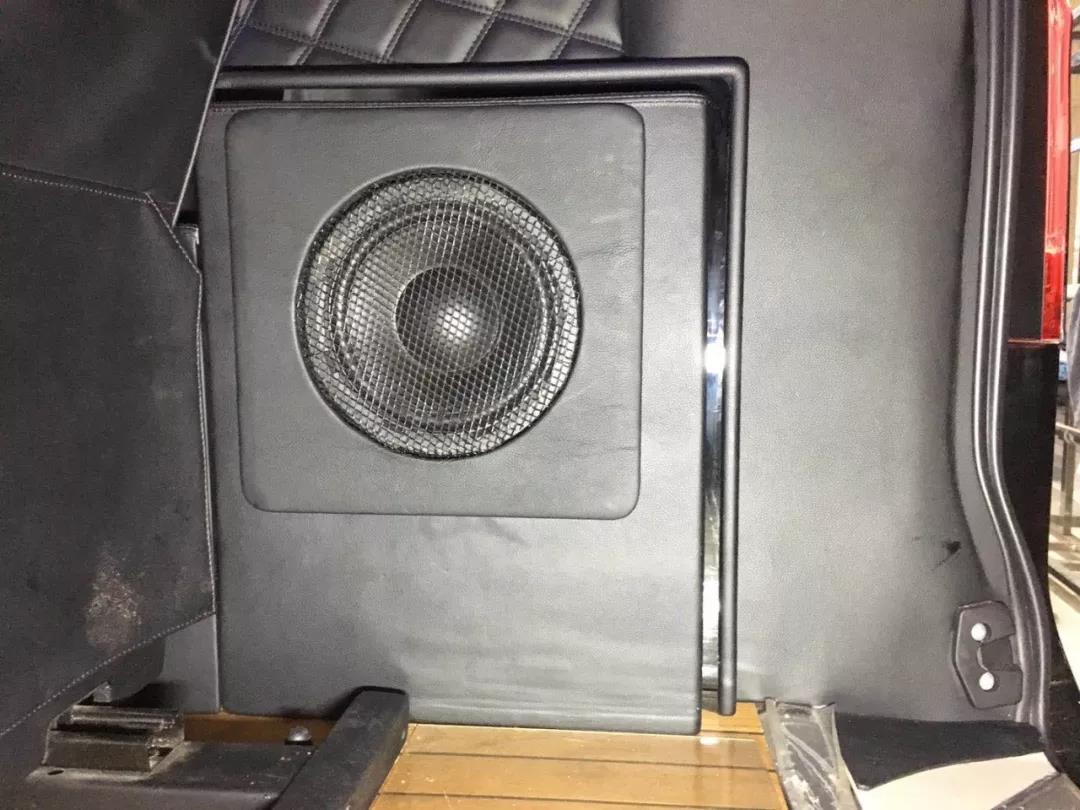 一台ETON MINI300.2功放就搞定?-看必威BETWAY官网佛山店这辆奔驰商务如何操作
